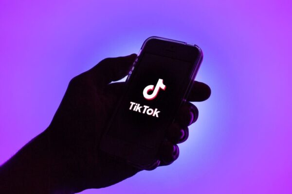 Why TikTok makes us buy things we don’t need isn’t an accident. Discover the psychology, algorithms, and emotional triggers that turn scrolling into spending.